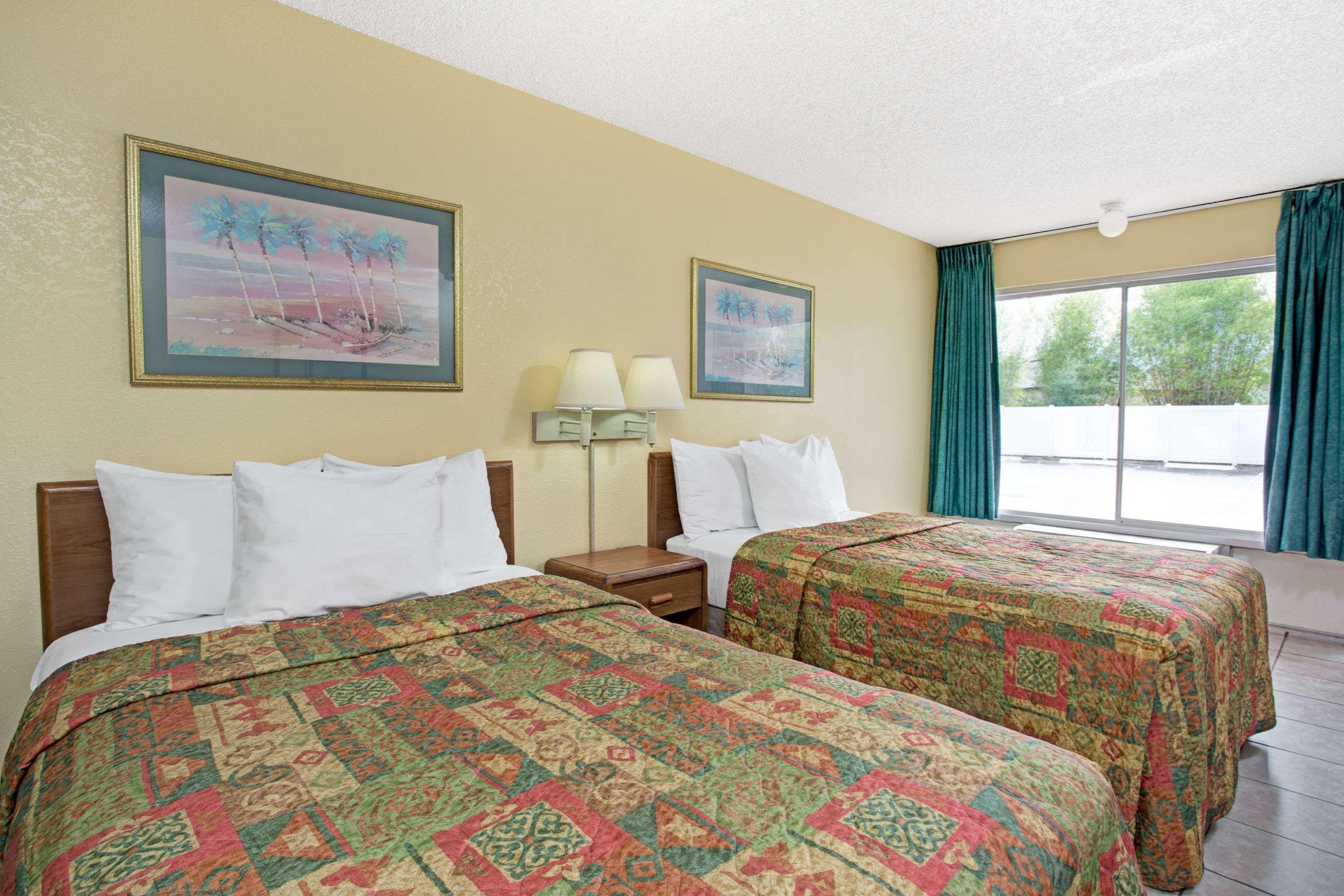 Days Inn By Wyndham Cocoa Cruiseport West At I-95/524 Bagian luar foto