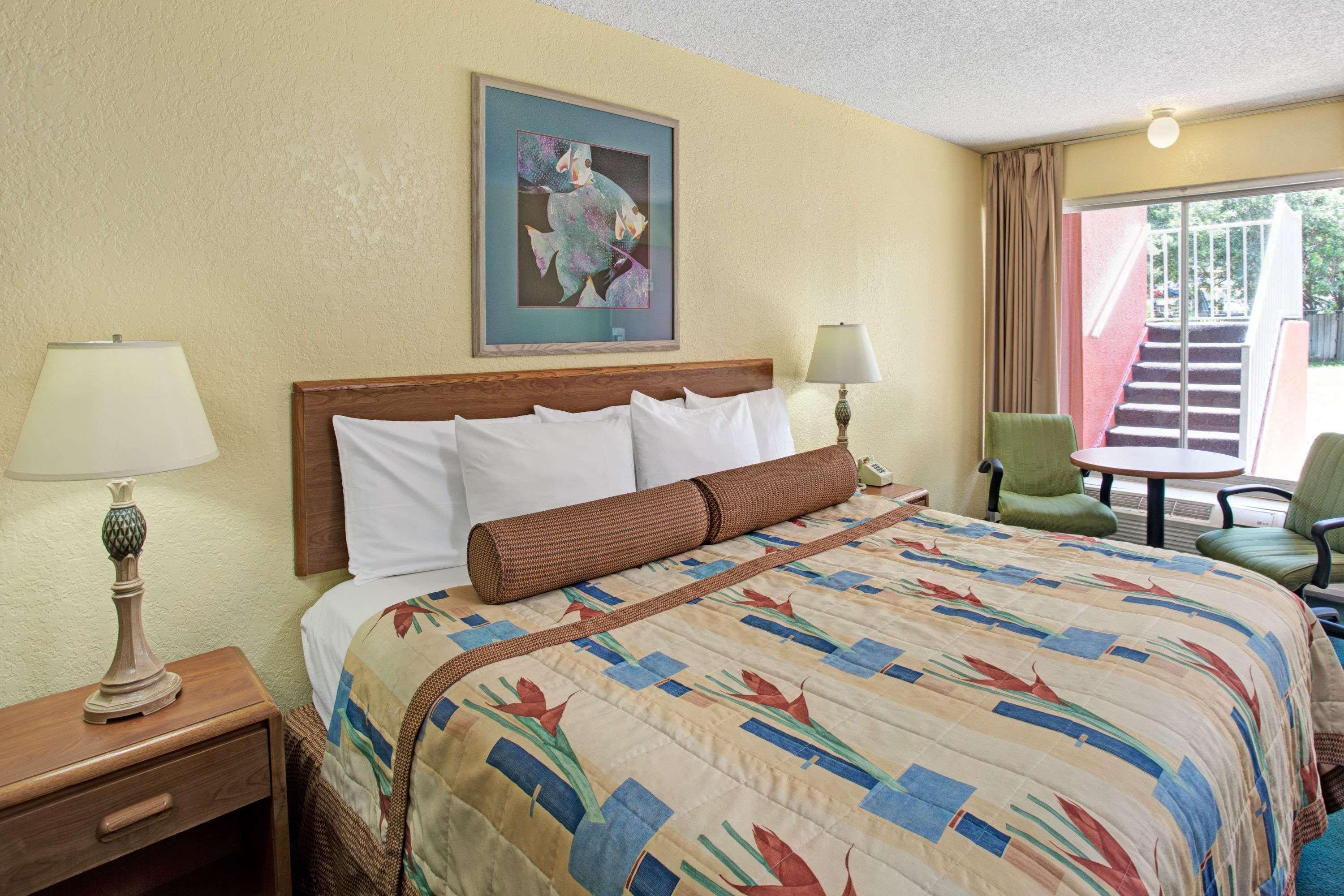 Days Inn By Wyndham Cocoa Cruiseport West At I-95/524 Bagian luar foto