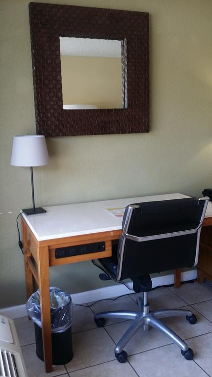 Days Inn By Wyndham Cocoa Cruiseport West At I-95/524 Bagian luar foto