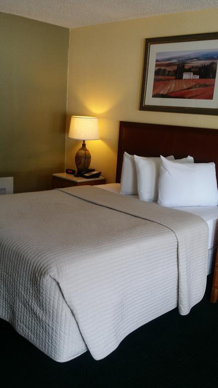 Days Inn By Wyndham Cocoa Cruiseport West At I-95/524 Bagian luar foto