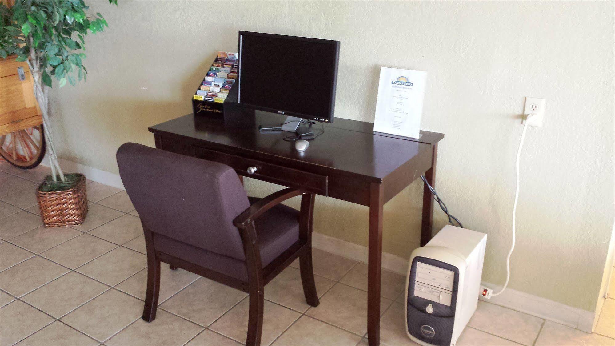 Days Inn By Wyndham Cocoa Cruiseport West At I-95/524 Bagian luar foto